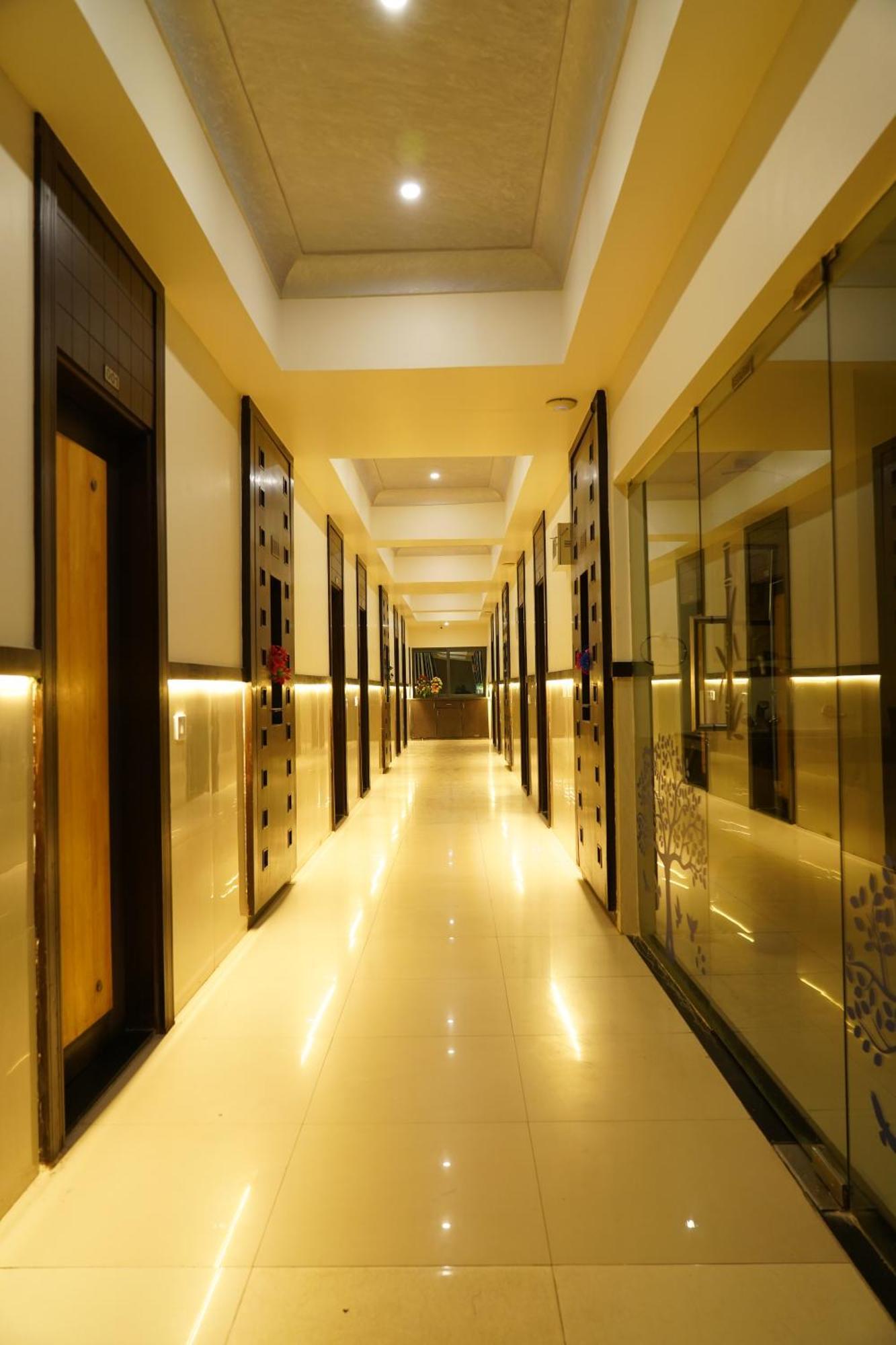 Marshall The Grand Hotel Ahmedabad Exterior photo
