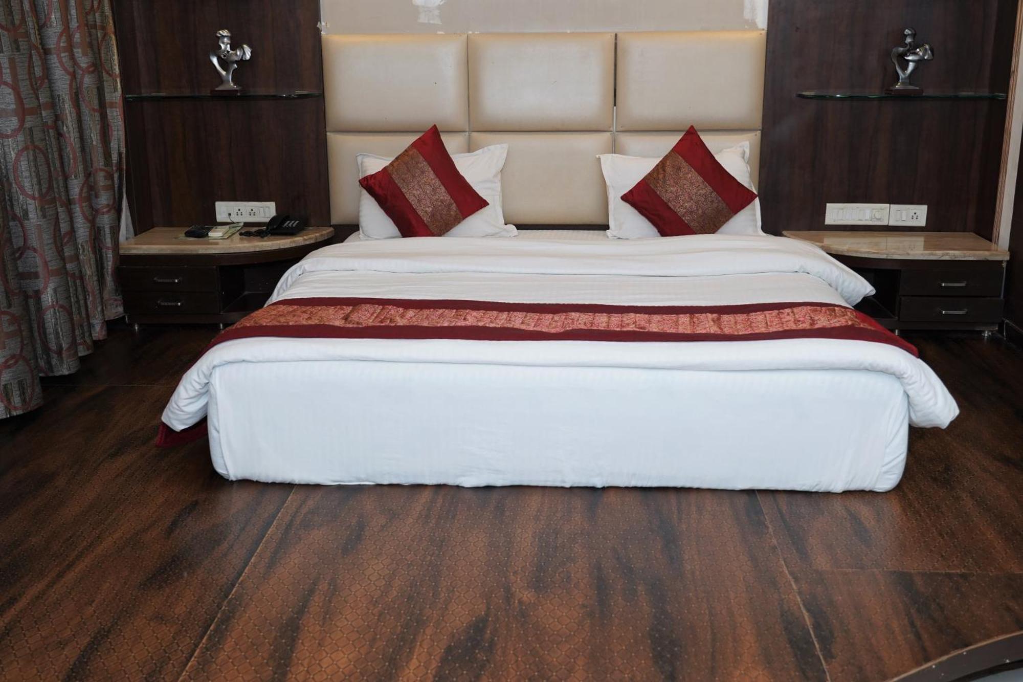 Marshall The Grand Hotel Ahmedabad Exterior photo