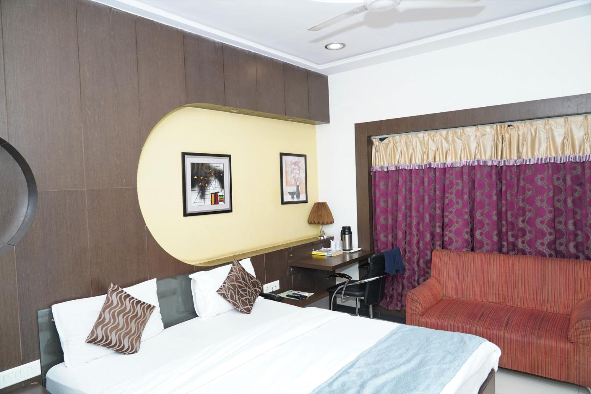 Marshall The Grand Hotel Ahmedabad Exterior photo